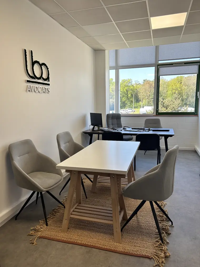 Bureau du cabinet LBA Avocats au Touquet-Paris-Plage : salle de réunion sous le logo LBA Avocats
